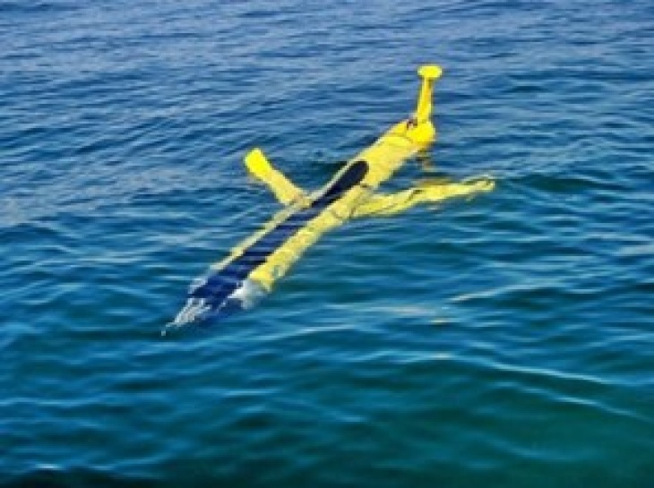Ein autonomer Unterwasserglider, der mit einem Turbulenzmikrostrukturpaket (schwarzes Rohr oben) zur Messung von Meeresturbulenzen ausgestattet ist. <i>-Image: Jeff Carpenter/Hereon-</i> KDT_Fig_2_Glider_Jeff Carpenter_Hereon
