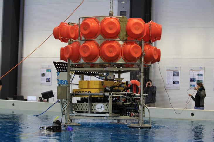 GEOMAR Garagen-Lander mit Crawler Viator. Mitglieder der Helmholtz-Allianz ROBEX testen das Unterwasserfahrzeug AWI-Tramper im Becken des DFKI Bremen. Foto: Alfred-Wegener-Institut / Lars Grübner 20141126 Robex Awi Tramper Test Dfki Lgruebner 18