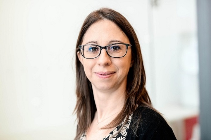 Prof. Francesca Toma, Leiterin des Hereon-Instituts für Funktionale Materialien für Nachhaltigkeit, freut sich auf die Arbeit an SOL-AI. Foto: Hereon/ Marcel Schwickerath Porträt Francesca Toma