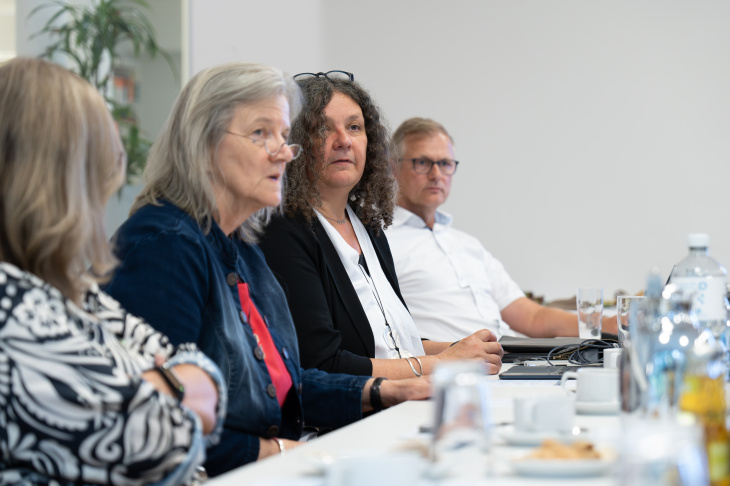 Prof. Dr. Corinna Schrum und Prof. Dr. Daniela Jacob sprechen über Küsten- und Klimaschutzmaßnahmen in Schleswig-Holstein. Foto: Hereon/Steffen Niemann