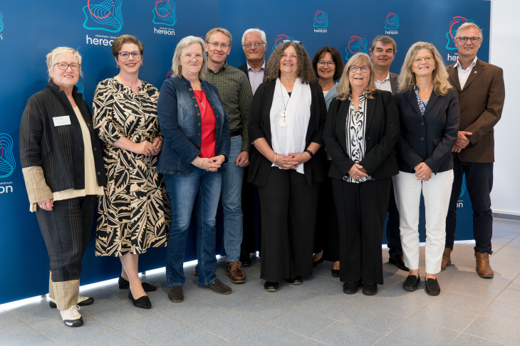 Zum Besuch von Daniel Günther kamen viele Vertreterinnen und Vertreter aus Politik und Wissenschaft. Von links: Claudia Kleinwächter, Andrea Tschacher, CDU-Landtagsabgeordnete, Daniela Jacob, CDU-Ministerpräsident Daniel Günther, Matthias Rehahn, Corinna Schrum, Tamara Kleber-Janke, Iris Ulrich, Oliver Brandt, Grünen-Landtagsabgeordneter, Melanie Grimm-Meyer, Stadträtin Geesthacht, Torsten Fischer. Foto: Hereon/Steffen Niemann