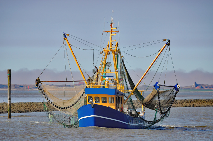 Ein Krabbenkutter mit Schleppnetzen in der Nordsee vor Ostfriesland. Foto: iStock