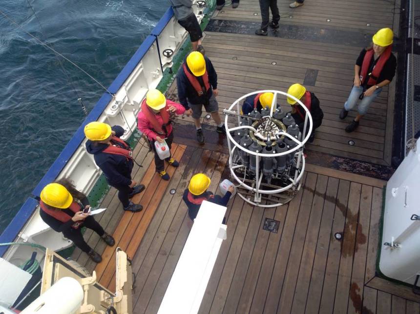 Stationsarbeit mit CTD und Wasserschöpfern während einer Tagesexkursion der Coastal Summer School 2019 auf dem Forschungsschiff Heincke. (Foto: Hilke Alberts-Hubatsch / Alfred-Wegener-Institut)