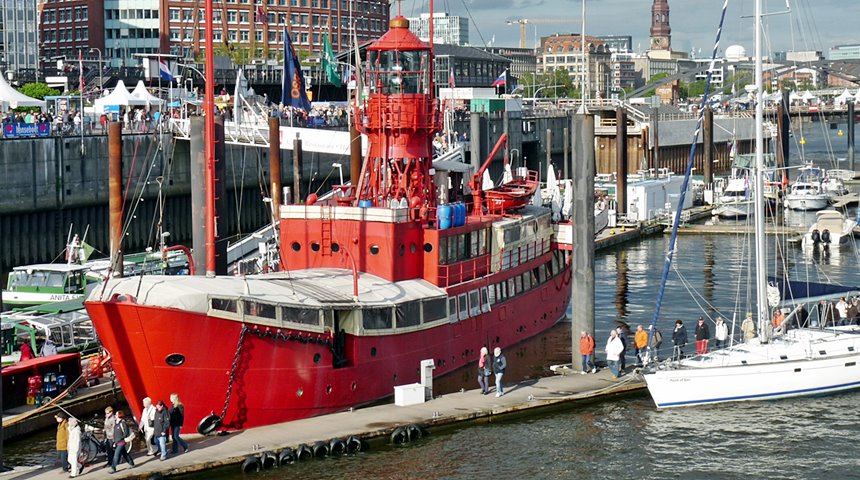 Schiffsanleger im Hamburger Hafen