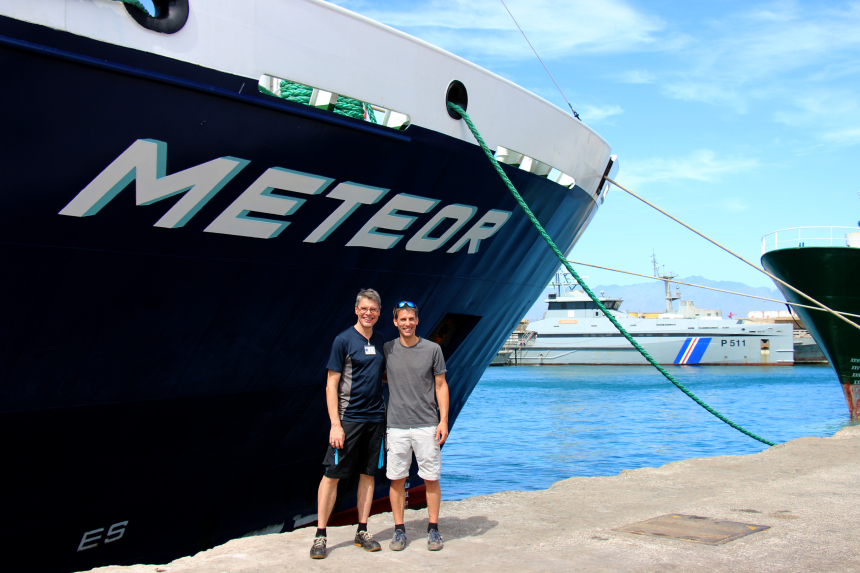 Prof. Dr. Arne Körtzinger (GEOMAR) und Prof. Dr. Burkard Baschek (HZG) vor dem Forschungsschiff METEOR im Hafen von Mindelo. Foto: Björn Fiedler/GEOMAR