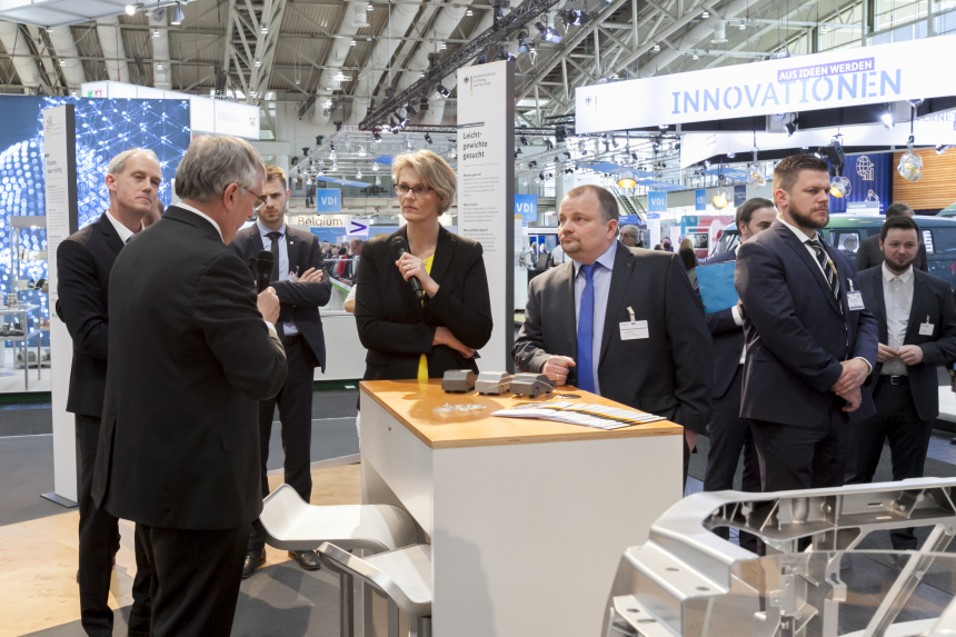 Ministerin Anja Karliczek informierte sich bei den HZG-Forschern
