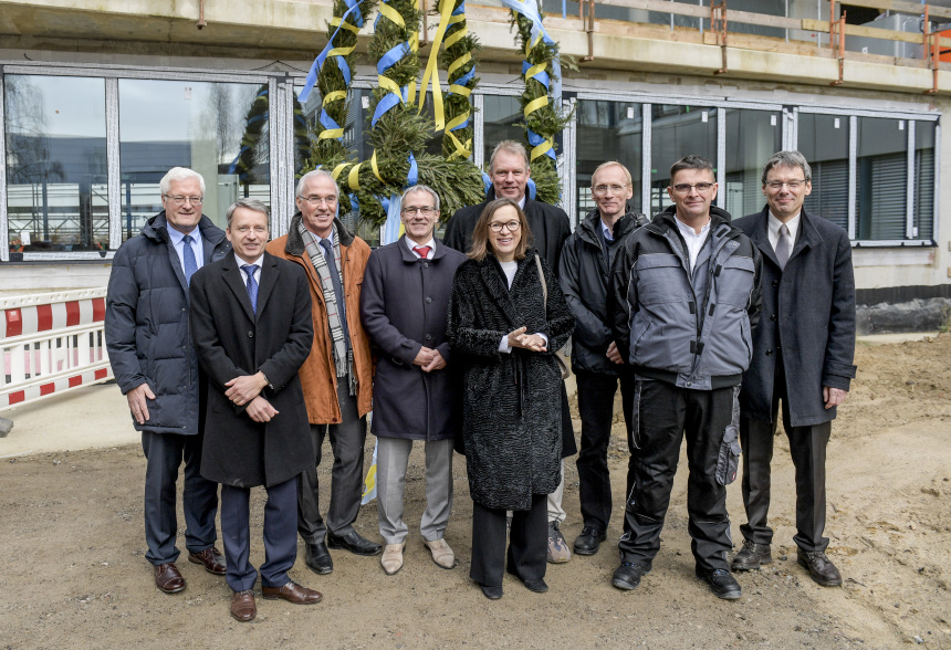 Matthias Rehahn und Martin Müller (beide HZG), Helmut Dosch (DESY), Volkmar Dietz (BMBF), Eva Gümbel (BWFG), Lutz Kipp (CAU), Edgar Weckert (DESY), Frank Duddeck (SBI Siemke & Co), Andreas Stierle (DESY) feierten das Richtfest