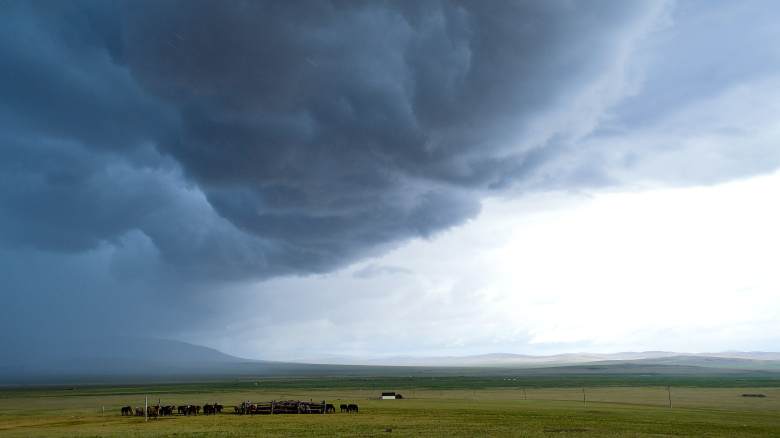 Landschaft und Himmel mit dunklen Wolken