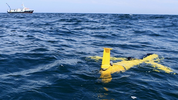 Ein <i>Glider</i> kurz vor dem Abtauchen. Im Hintergrund das Forschungsschiff Ludwig Prandt. -Bild: HZG-