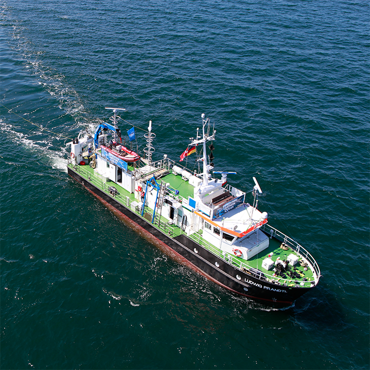 Das Forschungsschiff <i>Ludwig Prandtl</i> auf Forschungsfahrt in der Nordsee. <i>-Bild: Torsten Fischer/Hereon-</i> Das Forschungsschiff <i>Ludwig Prandtl</i> auf Forschungsfahrt in der Nordsee. -Bild: Torsten Fischer/Hereon-