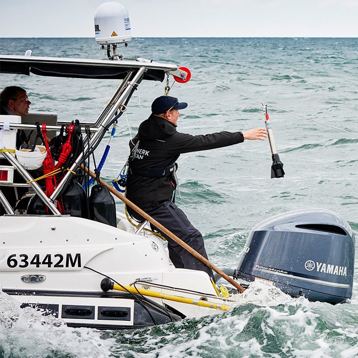Vorbereiten der Schleppkette auf dem Schnellboot Eddy <i>-Bild: Christian Schmid/Hereon-</i> Vorbereiten der Schleppkette auf dem Schnellboot Eddy -Bild: Christian Schmid/Hereon-