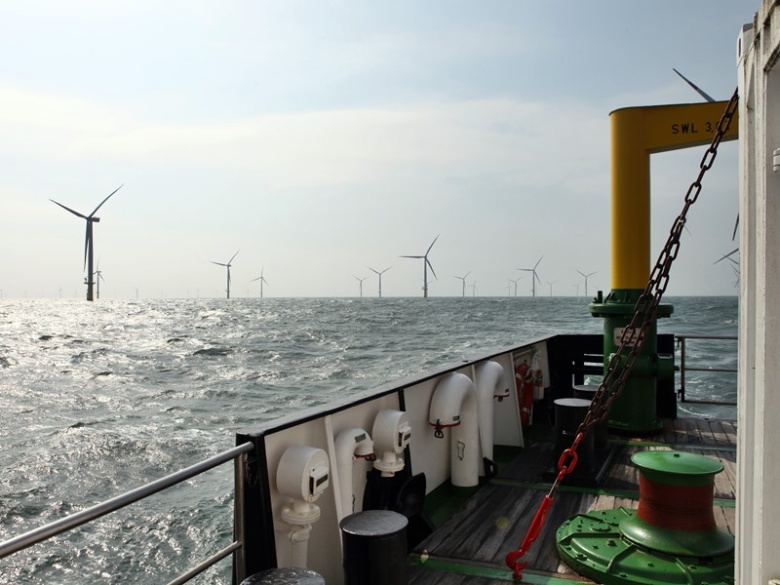 Mit dem Schiff im Offshore Windpark 