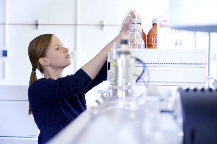 Das Institut bietet einzigartige Labore und Messgeräte für die chemisch-analytische Arbeit. Foto: HZG/Christian Schmid Wissenschaftlerin im Labor