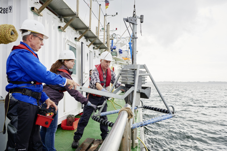 Im neuen Institut für Umweltchemie des Küstenraumes ist die Suche nach Schadstoffen im Meer ein Schwerpunkt der Forschung. Foto: HZG/Christian Schmid Wissenschaftler an Bord des Forschungssschiffes
