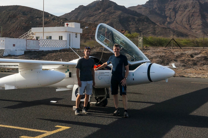 Prof. Dr. Burkard Baschek und Prof. Dr. Arne Körtzinger vor dem Forschungsflugzeug Stemme S-10 VTX der FH Aachen. Foto: Philipp Hilker/FH Aachen Prof. Dr. Burkard Baschek und Prof. Dr. Arne Körtzinger vor dem Forschungsflugzeug Stemme S-10 VTX der FH Aachen. Foto: Philipp Hilker/FH Aachen