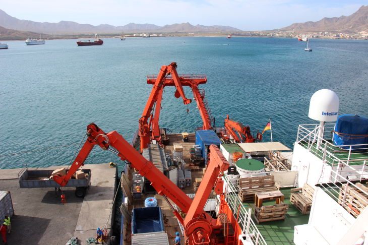 Aktuell wird das Forschungsschiff METEOR im Hafen von Mindelo für die Expedition zu den Wirbeln beladen. Foto: Arne Körtzinger/GEOMAR Aktuell wird das Forschungsschiff METEOR im Hafen von Mindelo für die Expedition zu den Wirbeln beladen. Foto: Arne Körtzinger/GEOMAR
