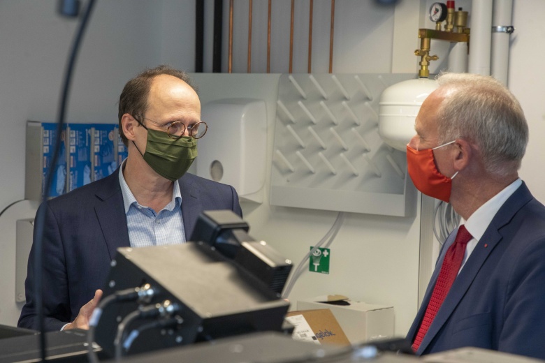 Mit Wasserstoff in Richtung Zukunft - wie das gehen kann und welche neuen Methoden der klimatneutralen Herstellung und innovativen Speicherung am HZG entwickelt werden erläuterte Prof. Thomas Klassen (links) dem Bundestagsabgeordneten Bernd Westphal. 